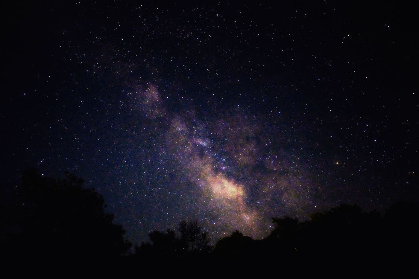 A long-exposure photograph of a star-filled sky, which is not what a galaxy looks like in an eyepiece
