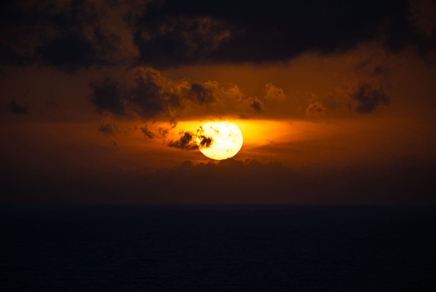 A clear low horizon at sunset, the sky condition Mercury observing actually depends on